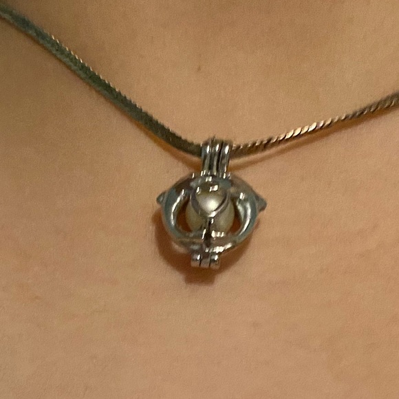 Dolphin & pearl pendant - Picture 7 of 9